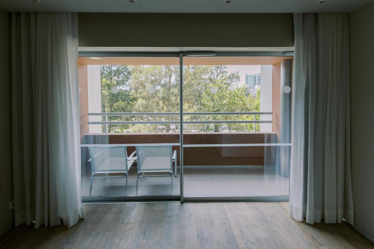 The Editory By The Sea Troia Comporta Hotel מראה חיצוני תמונה A sliding door