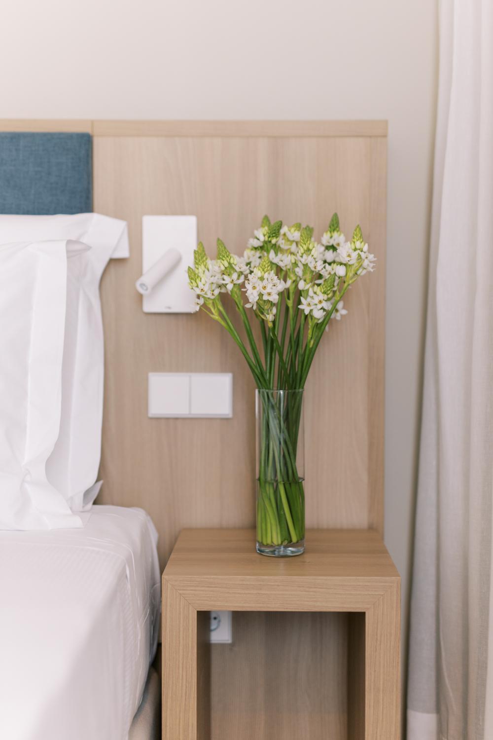 The Editory By The Sea Troia Comporta Hotel חדר תמונה Flower arrangement in a hotel room